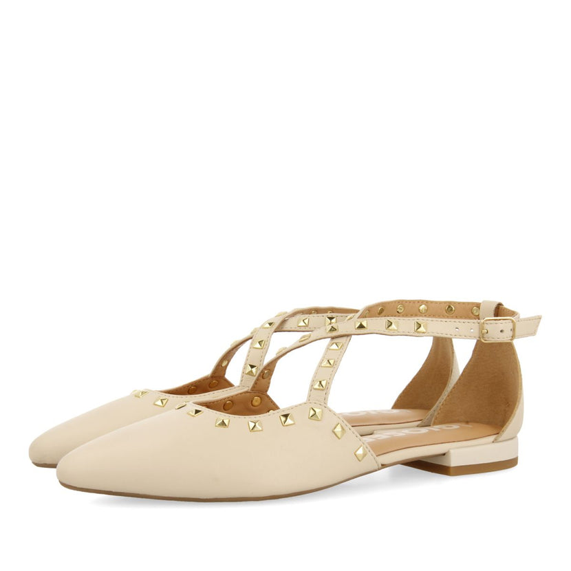 BAILARINAS DE PIEL COLOR OFF-WHITE CON PUNTA FINA Y DETALLE DE TACHAS PARA MUJER GARCON