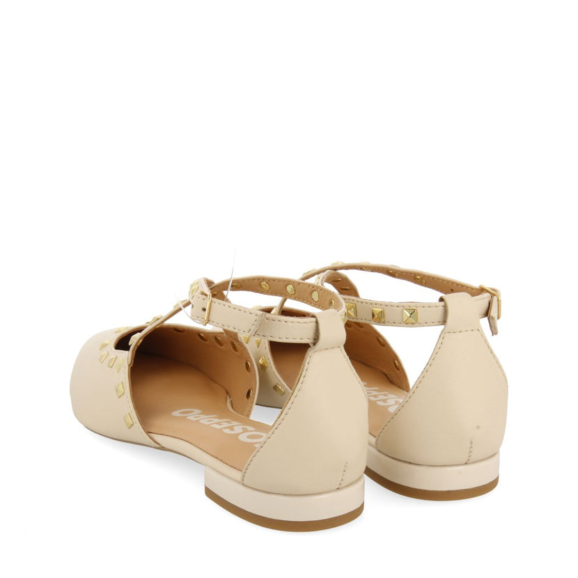 BAILARINAS DE PIEL COLOR OFF-WHITE CON PUNTA FINA Y DETALLE DE TACHAS PARA MUJER GARCON