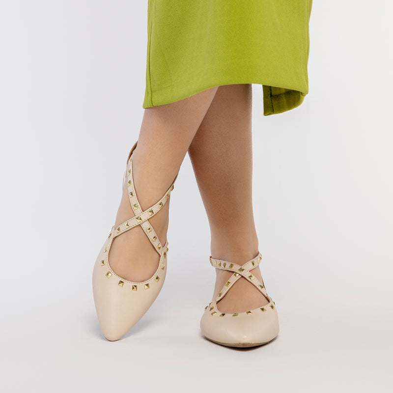 BAILARINAS DE PIEL COLOR OFF-WHITE CON PUNTA FINA Y DETALLE DE TACHAS PARA MUJER GARCON