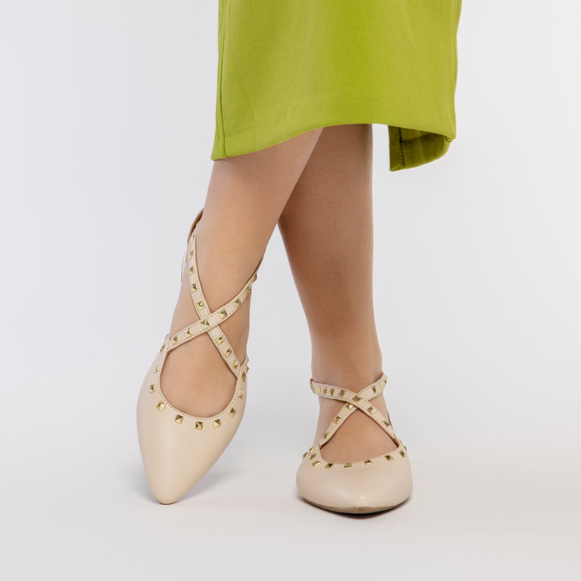 BAILARINAS DE PIEL COLOR OFF-WHITE CON PUNTA FINA Y DETALLE DE TACHAS PARA MUJER GARCON
