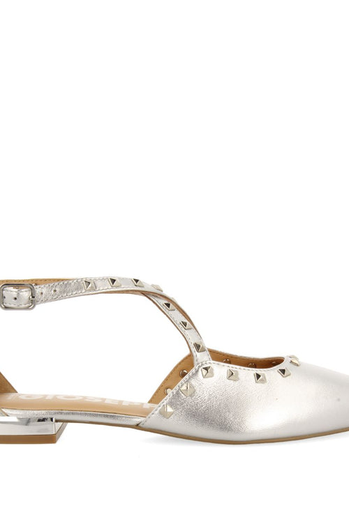 BAILARINAS DE PIEL COLOR PLATEADO CON PUNTA FINA Y DETALLE DE TACHAS PARA MUJER GARCON