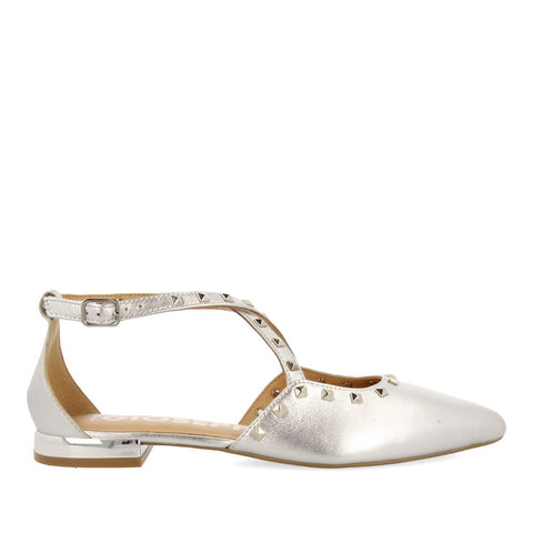 BAILARINAS DE PIEL COLOR PLATEADO CON PUNTA FINA Y DETALLE DE TACHAS PARA MUJER GARCON
