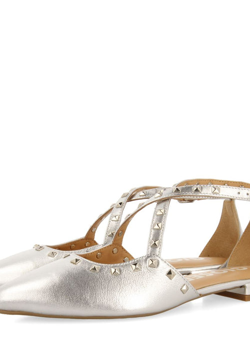BAILARINAS DE PIEL COLOR PLATEADO CON PUNTA FINA Y DETALLE DE TACHAS PARA MUJER GARCON
