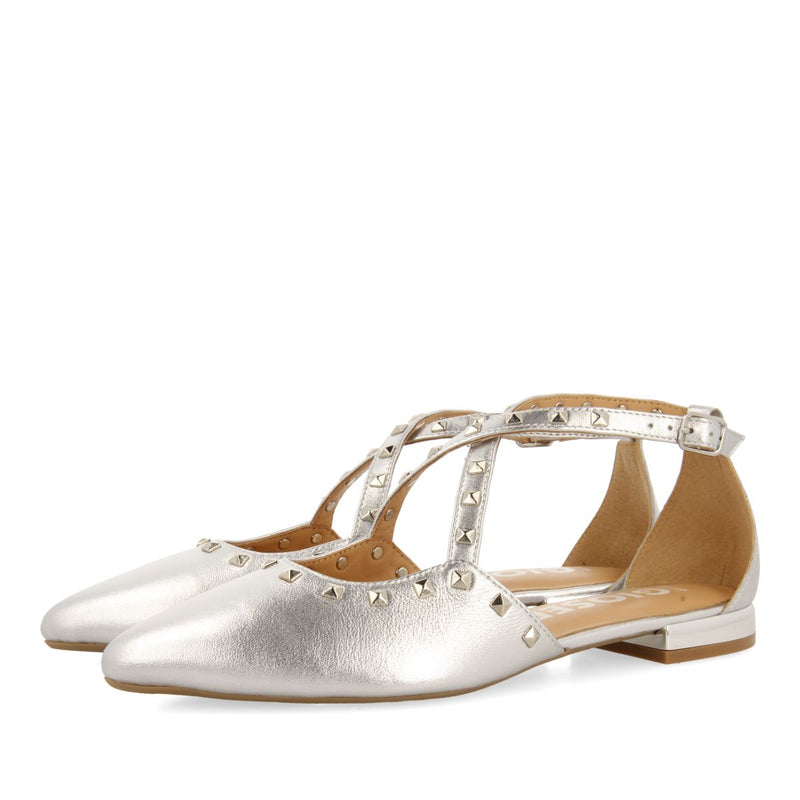 BAILARINAS DE PIEL COLOR PLATEADO CON PUNTA FINA Y DETALLE DE TACHAS PARA MUJER GARCON