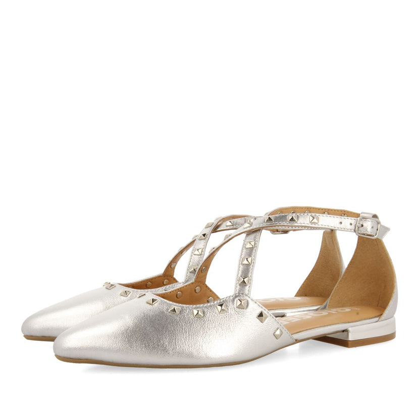 BAILARINAS DE PIEL COLOR PLATEADO CON PUNTA FINA Y DETALLE DE TACHAS PARA MUJER GARCON