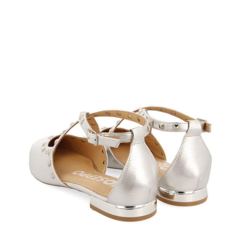 BAILARINAS DE PIEL COLOR PLATEADO CON PUNTA FINA Y DETALLE DE TACHAS PARA MUJER GARCON