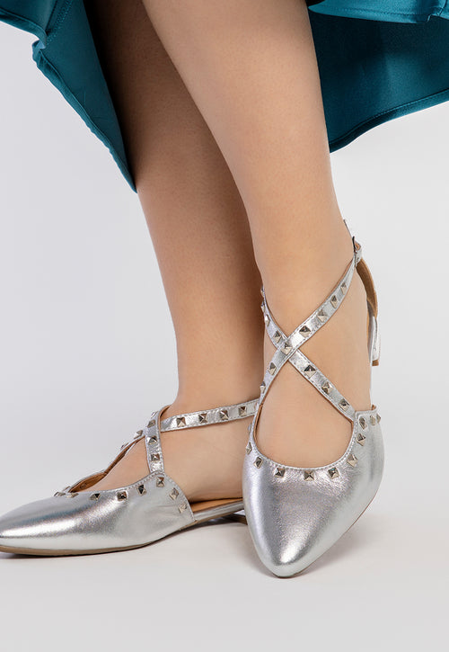 BAILARINAS DE PIEL COLOR PLATEADO CON PUNTA FINA Y DETALLE DE TACHAS PARA MUJER GARCON