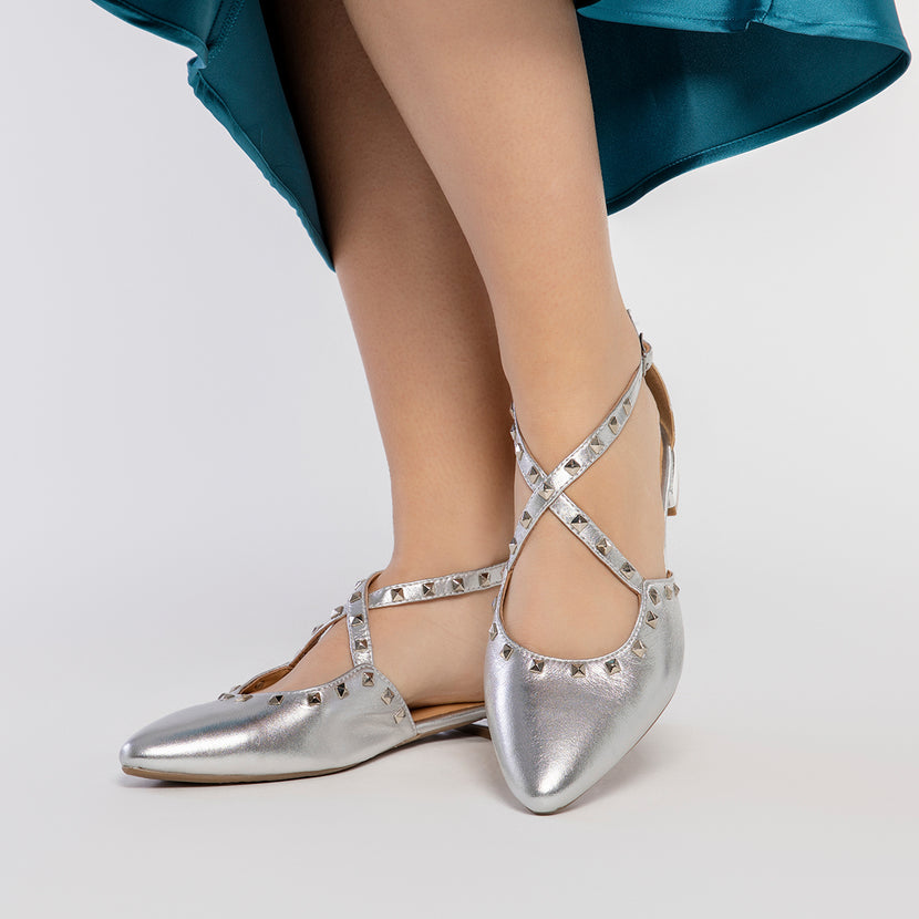 BAILARINAS DE PIEL COLOR PLATEADO CON PUNTA FINA Y DETALLE DE TACHAS PARA MUJER GARCON