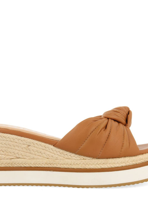 SANDALIAS TIPO PALA COLOR CUERO CON DETALLE DE NUDO Y CUÑA PARA MUJER CAKRAN