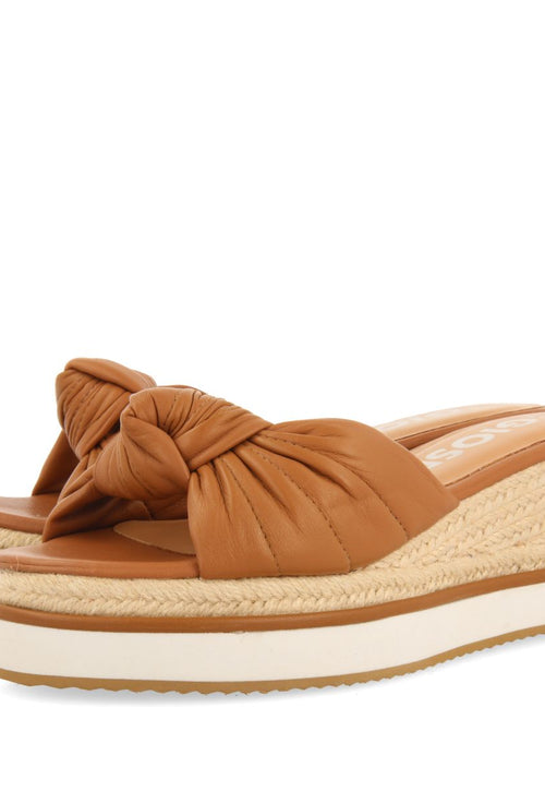 SANDALIAS TIPO PALA COLOR CUERO CON DETALLE DE NUDO Y CUÑA PARA MUJER CAKRAN