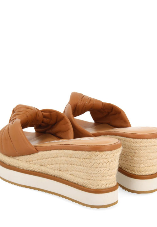 SANDALIAS TIPO PALA COLOR CUERO CON DETALLE DE NUDO Y CUÑA PARA MUJER CAKRAN