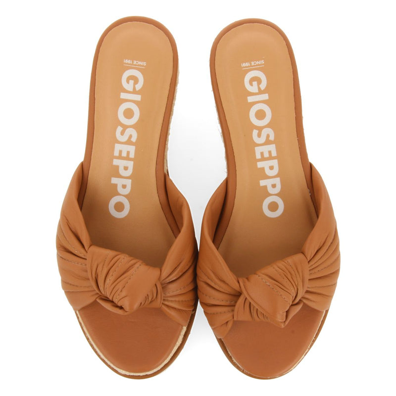 SANDALIAS TIPO PALA COLOR CUERO CON DETALLE DE NUDO Y CUÑA PARA MUJER CAKRAN
