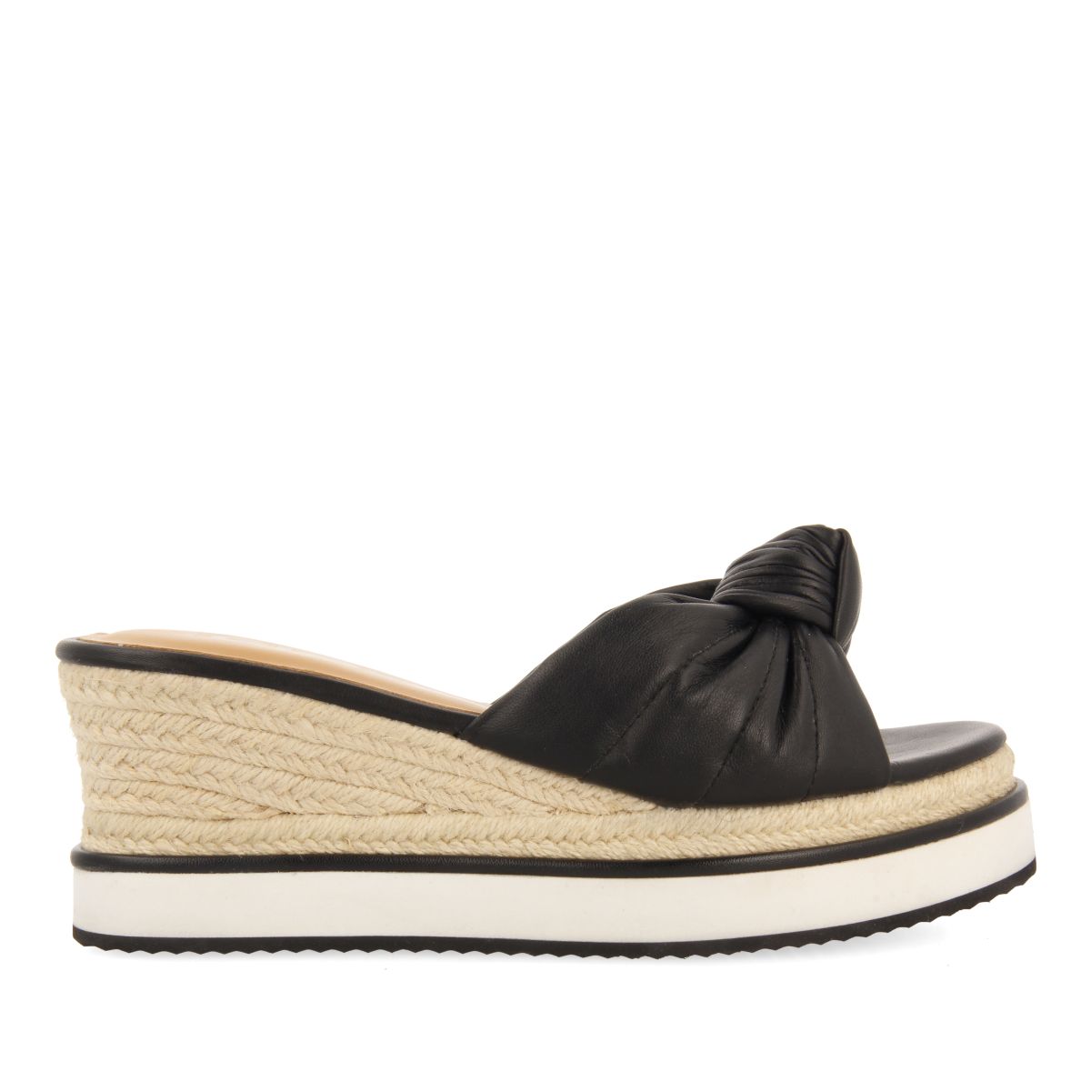 SANDALIAS TIPO PALA COLOR NEGRO CON DETALLE DE NUDO Y CUÑA PARA MUJER CAKRAN
