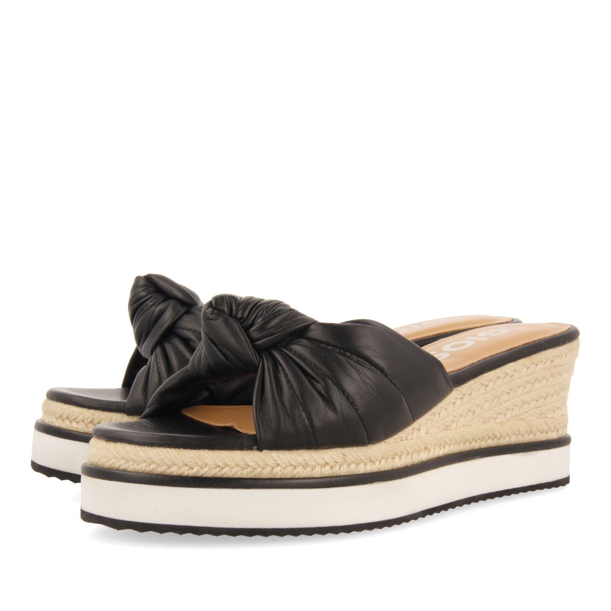 SANDALIAS TIPO PALA COLOR NEGRO CON DETALLE DE NUDO Y CUÑA PARA MUJER CAKRAN