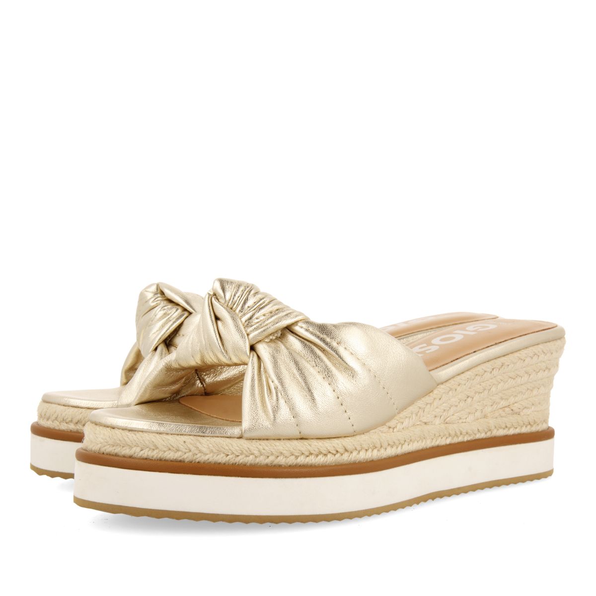 SANDALIAS TIPO PALA COLOR PLATINO CON DETALLE DE NUDO Y CUÑA PARA MUJER CAKRAN