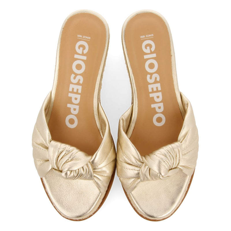 SANDALIAS TIPO PALA COLOR PLATINO CON DETALLE DE NUDO Y CUÑA PARA MUJER CAKRAN