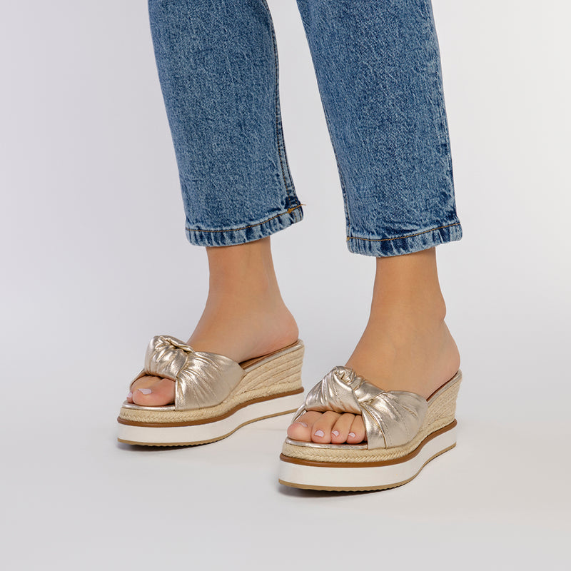 SANDALIAS TIPO PALA COLOR PLATINO CON DETALLE DE NUDO Y CUÑA PARA MUJER CAKRAN