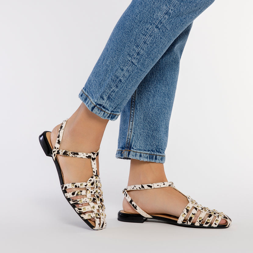 SANDALIAS ESTILO CANGREJERAS DE PIEL CON ANIMAL PRINT Y TACHAS PARA MUJER CONNERTON