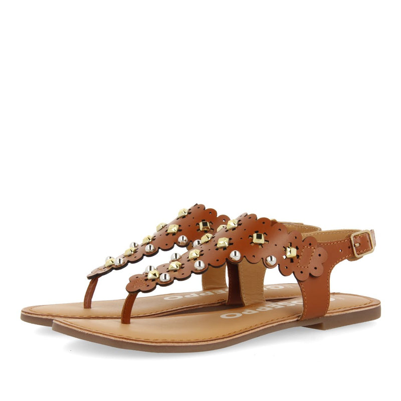 SANDALIAS COLOR CUERO DE PIEL CON ADORNO DE FLORES CON TACHAS PARA MUJER PRELOJ