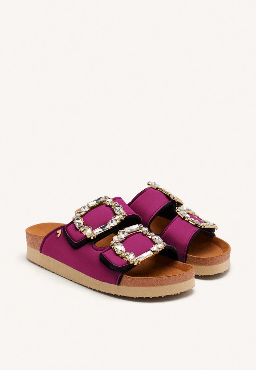 SANDALIAS COLOR FUCSIA ESTILO BIO CON ADORNO JOYA PARA MUJER ADERKLAA