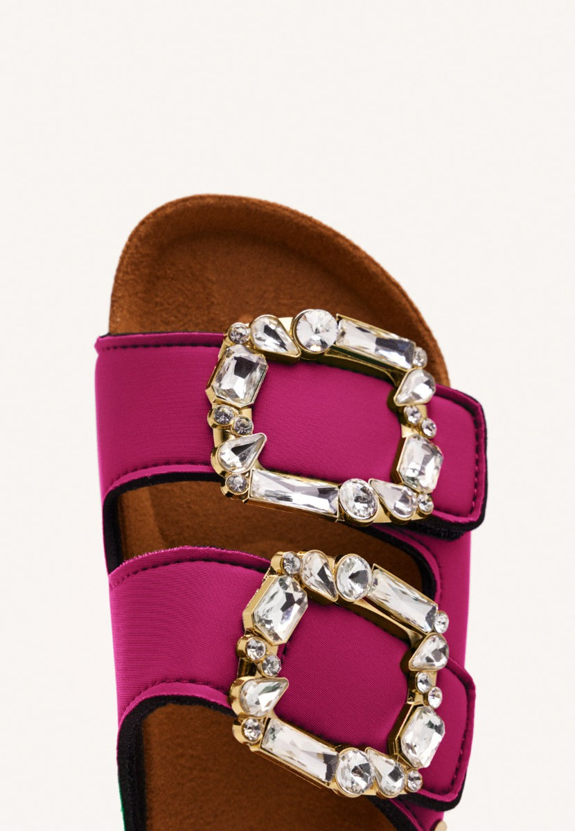 SANDALIAS COLOR FUCSIA ESTILO BIO CON ADORNO JOYA PARA MUJER ADERKLAA