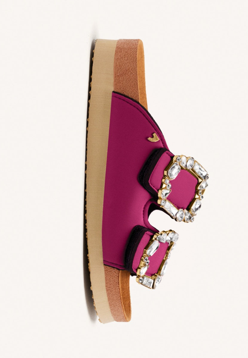 SANDALIAS COLOR FUCSIA ESTILO BIO CON ADORNO JOYA PARA MUJER ADERKLAA