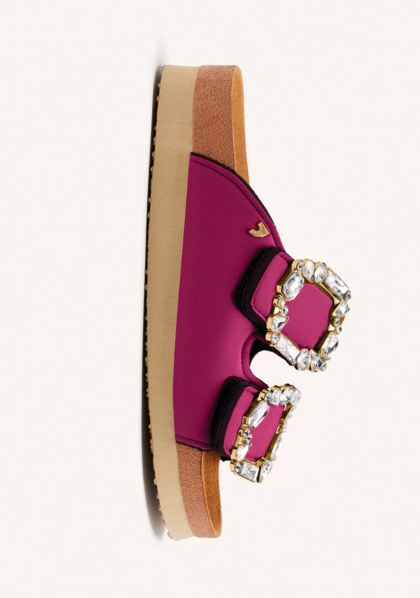SANDALIAS COLOR FUCSIA ESTILO BIO CON ADORNO JOYA PARA MUJER ADERKLAA