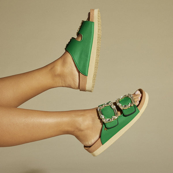 SANDALIAS VERDES ESTILO BIO CON ADORNO JOYA PARA MUJER ADERKLAA