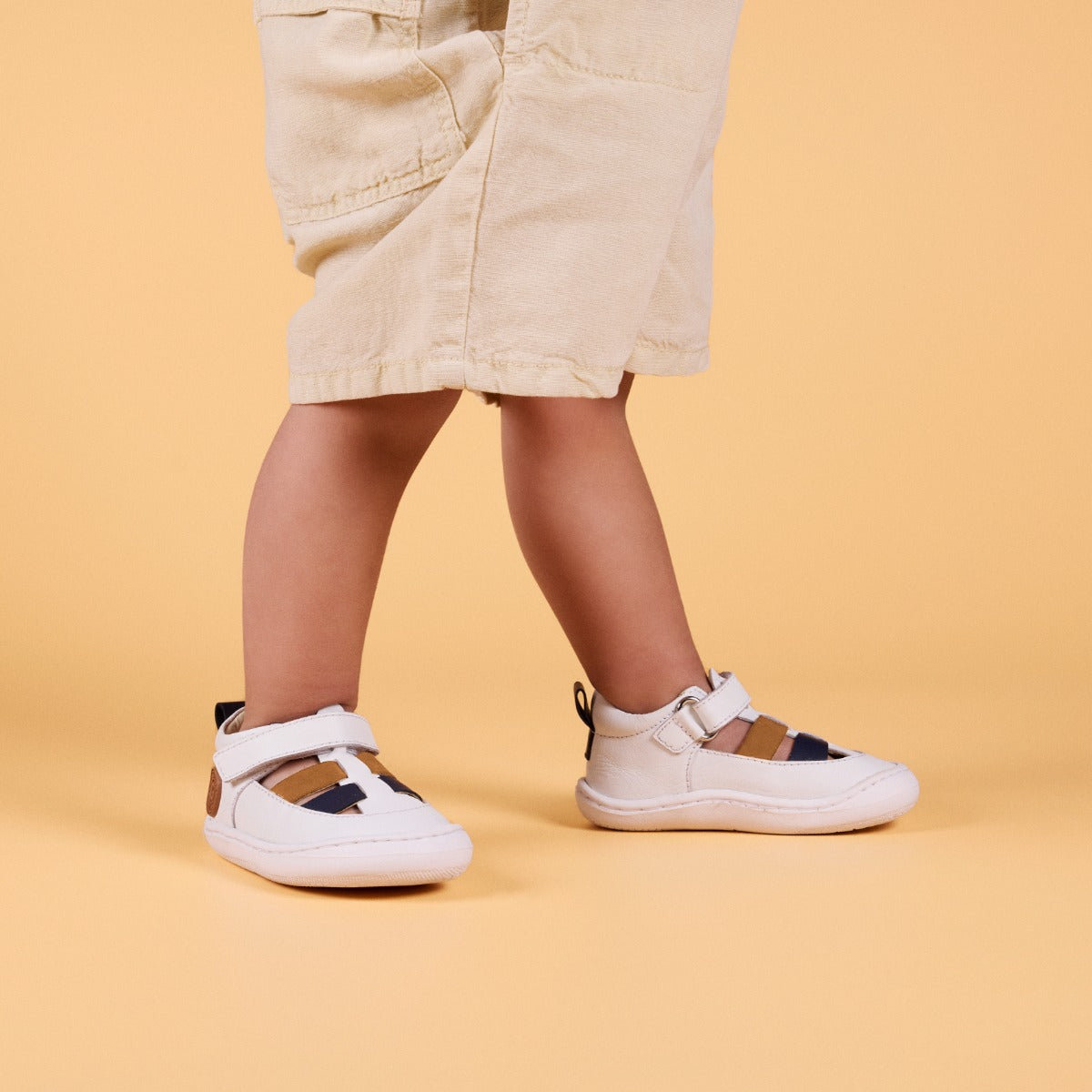 SANDALIAS BLANCAS ESTILO CANGREJERAS CON ACENTOS DE COLOR Y CIERRES AJUSTABLES PARA BEBÉ POREC