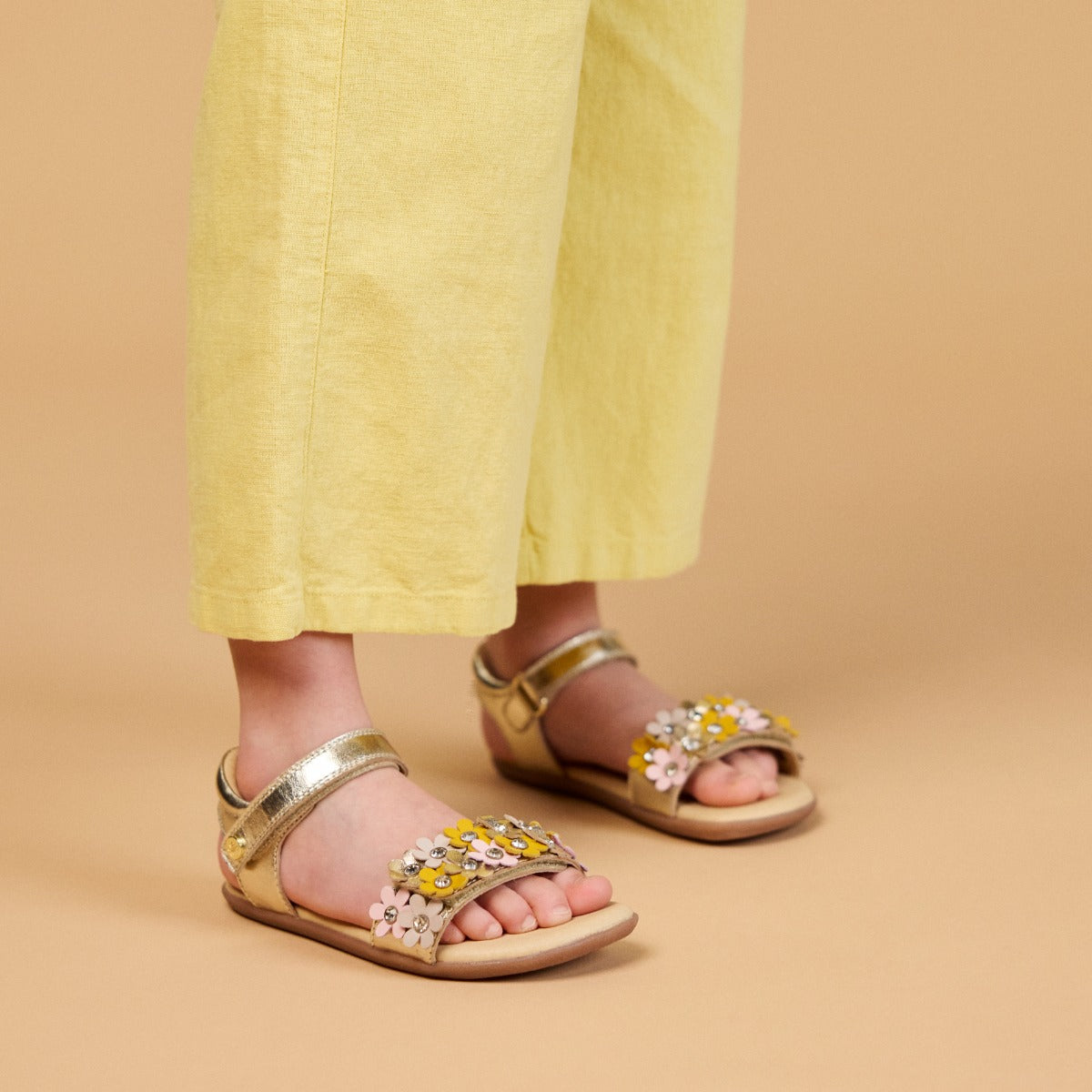 GOLDEN SANDALS WITH FLOWER EMBELLISHMENT AND ADJUSTABLE CLOSURES FOR GIRLS AND BOYS FRANKFORT