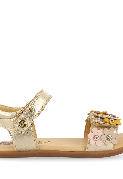 SANDALIAS DORADAS CON ADORNO DE FLORES Y CIERRES REGULABLES PARA NIÑA Y NIÑO FRANKFORT