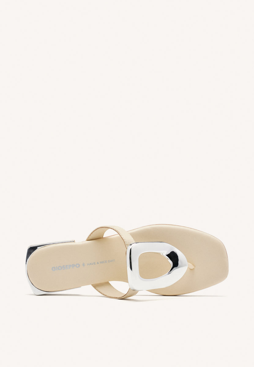 SANDALIAS COLOR OFF-WHITE DE PIEL CON ADORNO METÁLICO PARA MUJER VENDRES