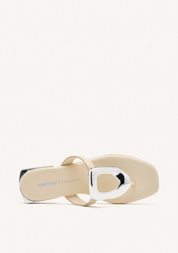 SANDALIAS COLOR OFF-WHITE DE PIEL CON ADORNO METÁLICO PARA MUJER VENDRES