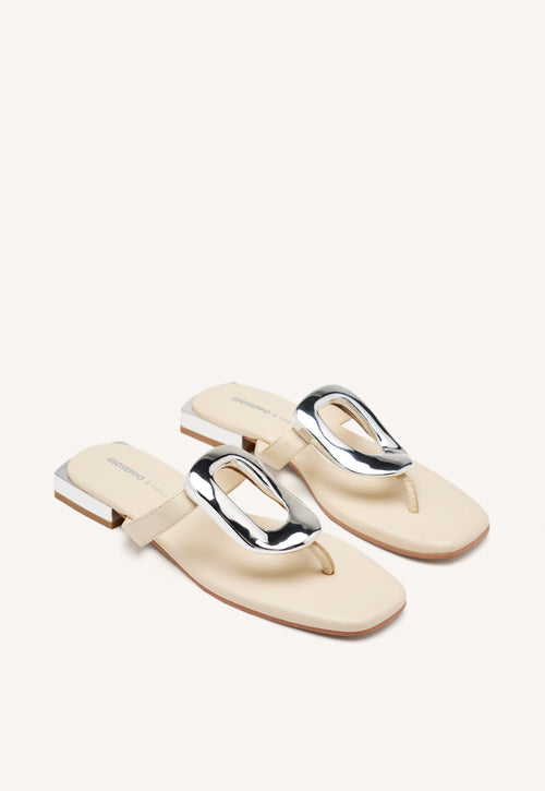 SANDALIAS COLOR OFF-WHITE DE PIEL CON ADORNO METÁLICO PARA MUJER VENDRES