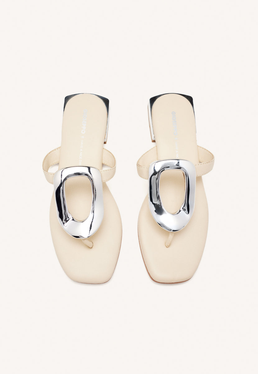 SANDALIAS COLOR OFF-WHITE DE PIEL CON ADORNO METÁLICO PARA MUJER VENDRES