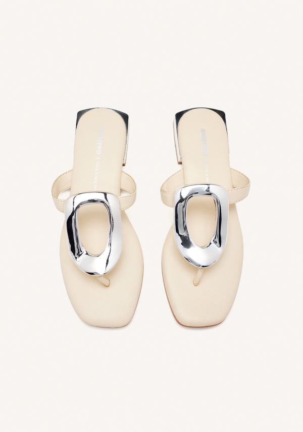 SANDALIAS COLOR OFF-WHITE DE PIEL CON ADORNO METÁLICO PARA MUJER VENDRES