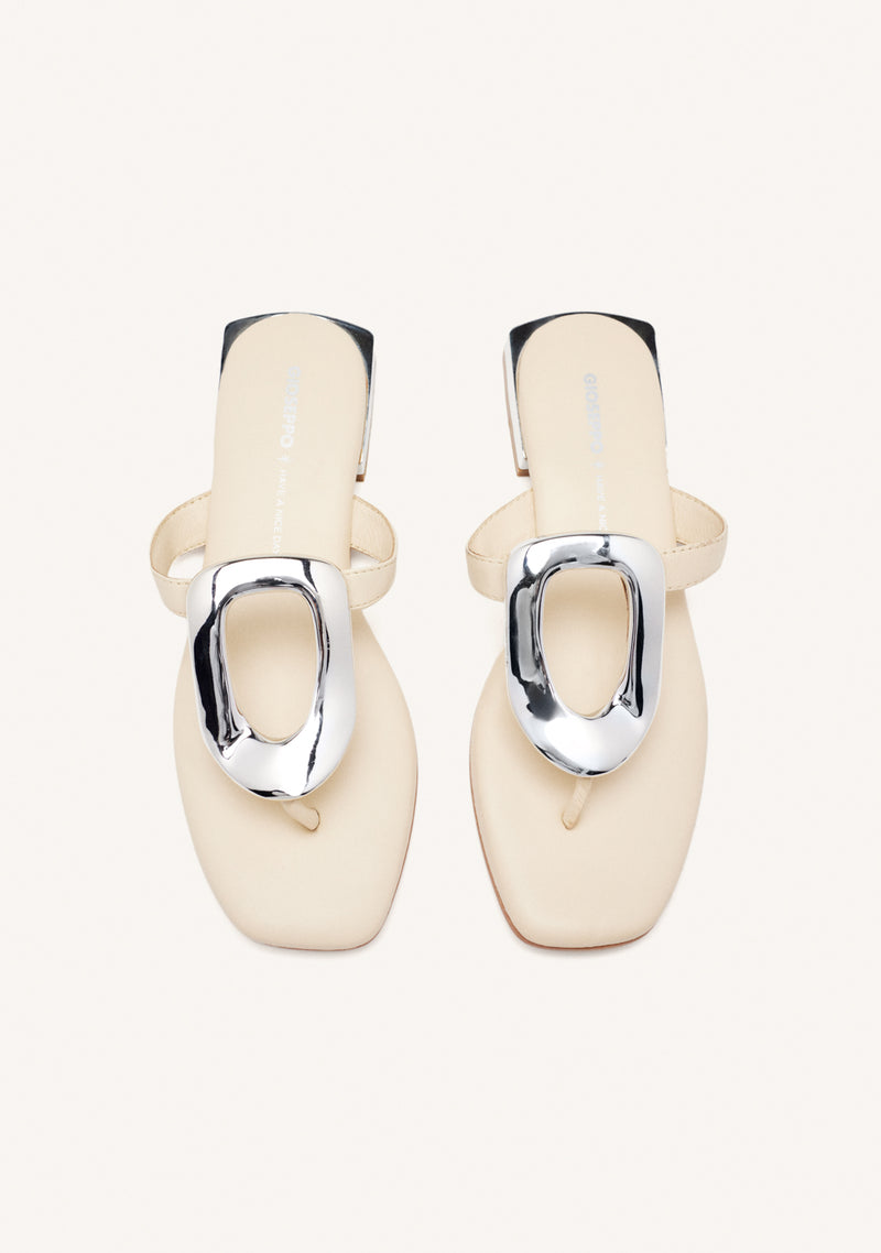 SANDALIAS COLOR OFF-WHITE DE PIEL CON ADORNO METÁLICO PARA MUJER VENDRES