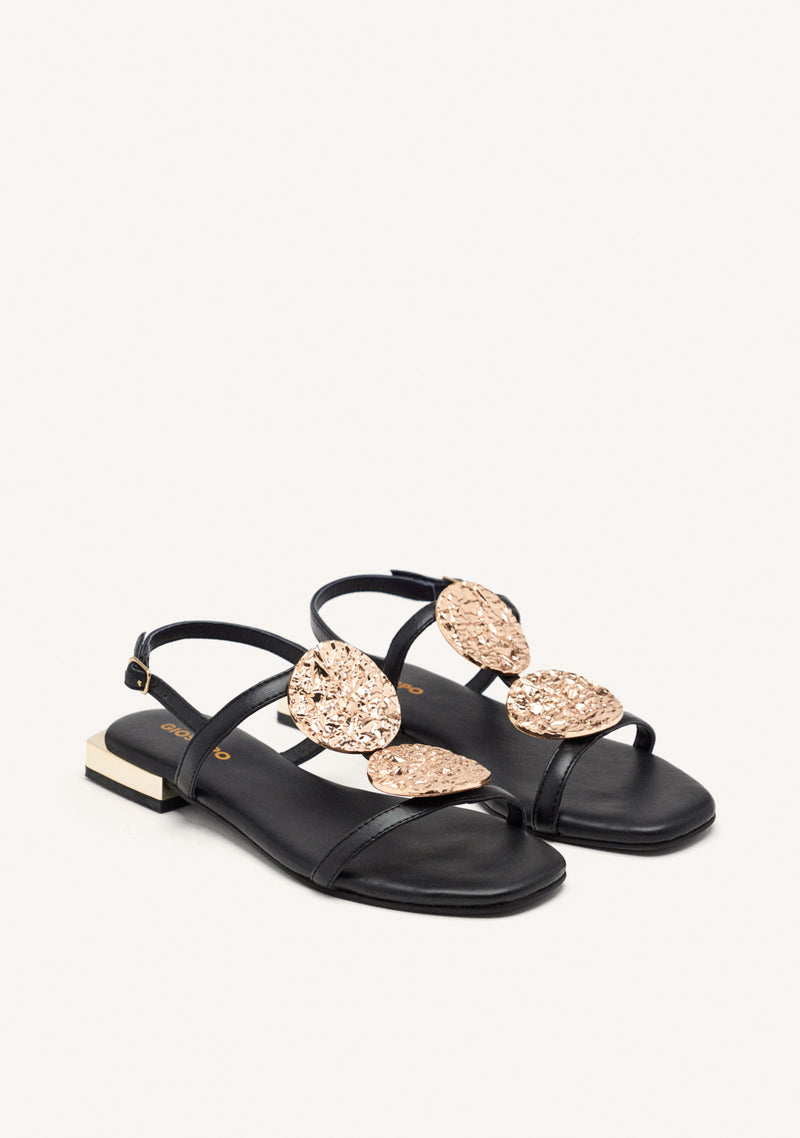 SANDALIAS NEGRAS DE PIEL CON ADORNOS METÁLICOS PARA MUJER TROFA
