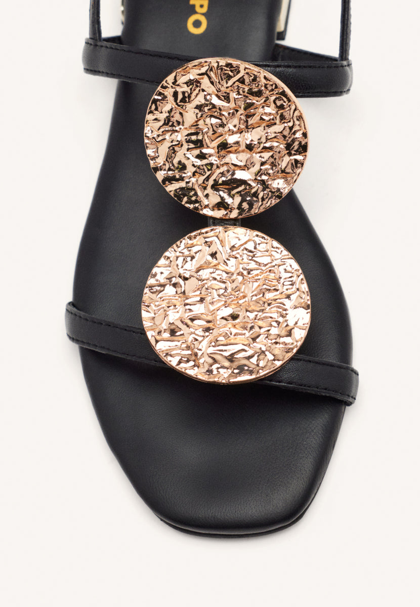 SANDALIAS NEGRAS DE PIEL CON ADORNOS METÁLICOS PARA MUJER TROFA