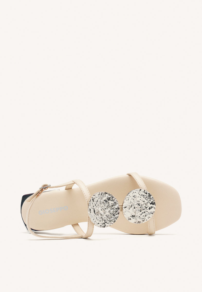 SANDALIAS COLOR OFF-WHITE DE PIEL CON ADORNOS METÁLICOS PARA MUJER TROFA