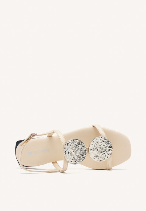 SANDALIAS COLOR OFF-WHITE DE PIEL CON ADORNOS METÁLICOS PARA MUJER TROFA