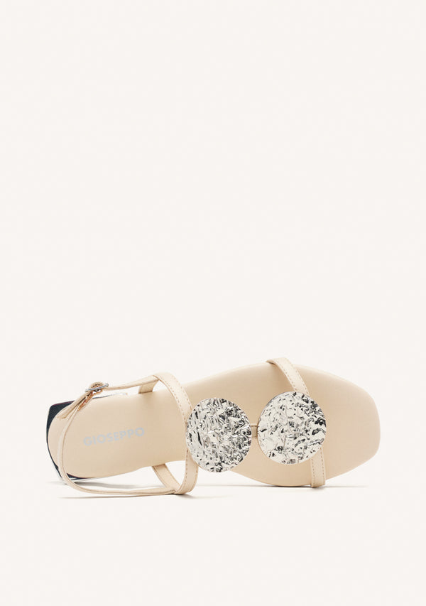 SANDALIAS COLOR OFF-WHITE DE PIEL CON ADORNOS METÁLICOS PARA MUJER TROFA
