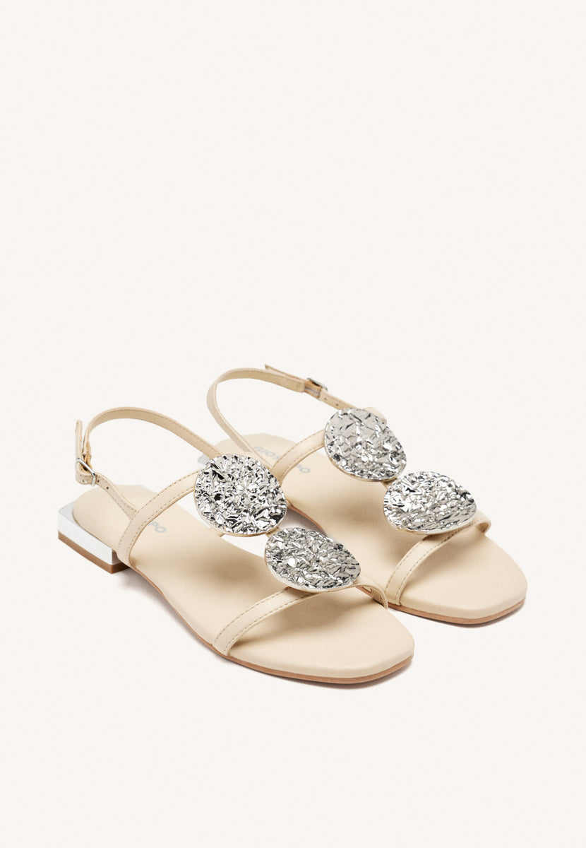 SANDALIAS COLOR OFF-WHITE DE PIEL CON ADORNOS METÁLICOS PARA MUJER TROFA