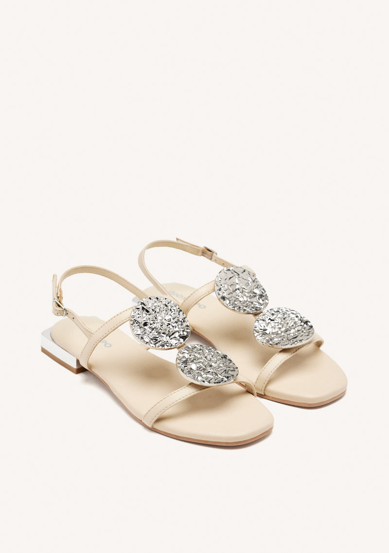 SANDALIAS COLOR OFF-WHITE DE PIEL CON ADORNOS METÁLICOS PARA MUJER TROFA