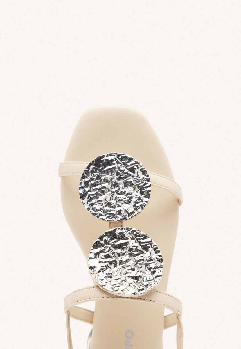 SANDALIAS COLOR OFF-WHITE DE PIEL CON ADORNOS METÁLICOS PARA MUJER TROFA
