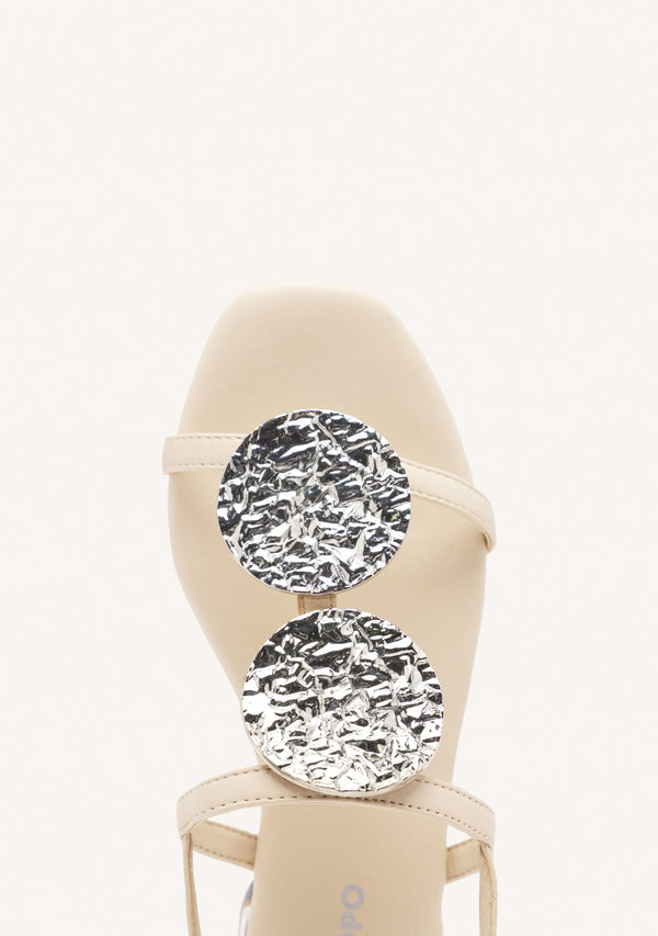 SANDALIAS COLOR OFF-WHITE DE PIEL CON ADORNOS METÁLICOS PARA MUJER TROFA