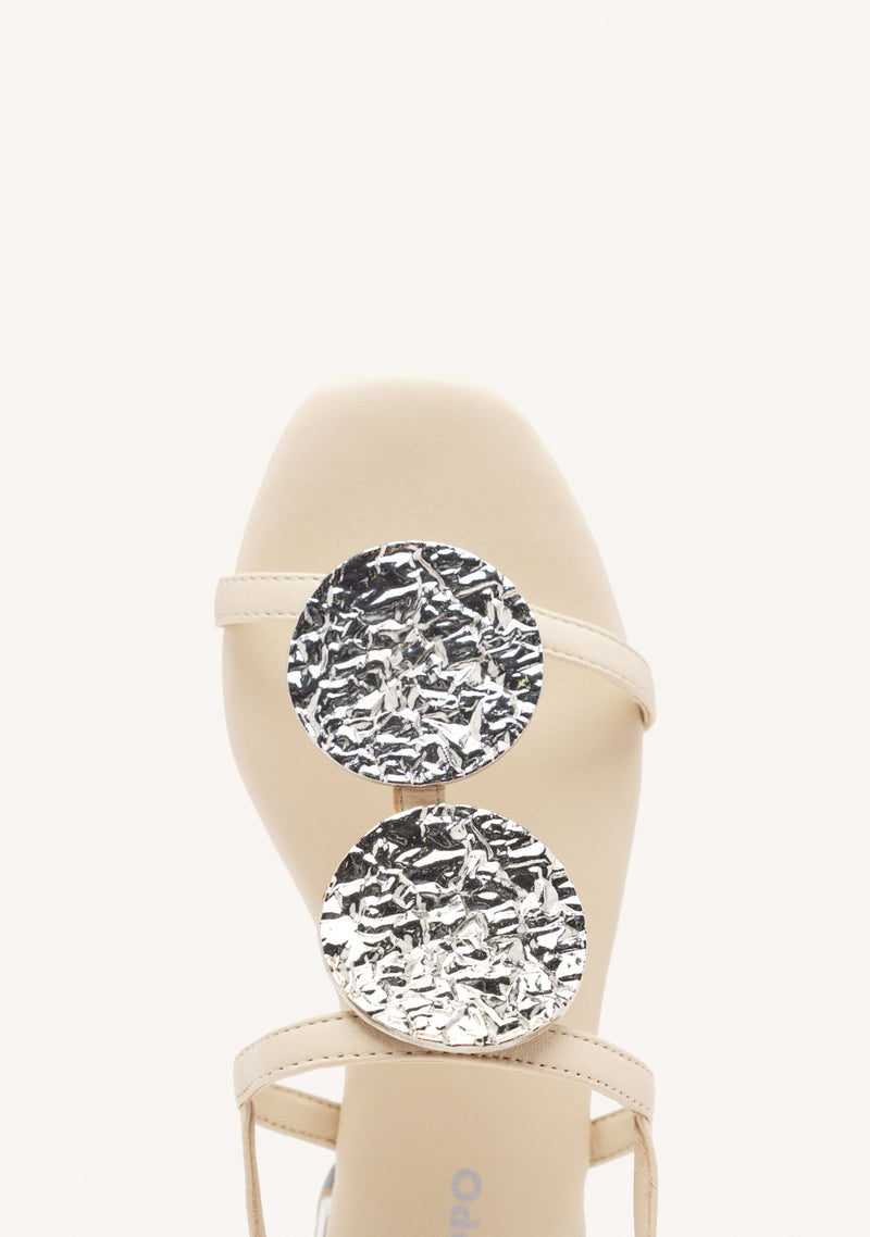 SANDALIAS COLOR OFF-WHITE DE PIEL CON ADORNOS METÁLICOS PARA MUJER TROFA