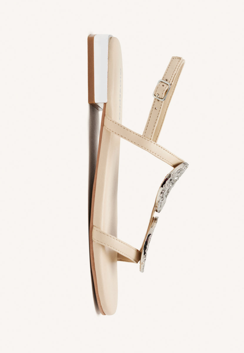 SANDALIAS COLOR OFF-WHITE DE PIEL CON ADORNOS METÁLICOS PARA MUJER TROFA
