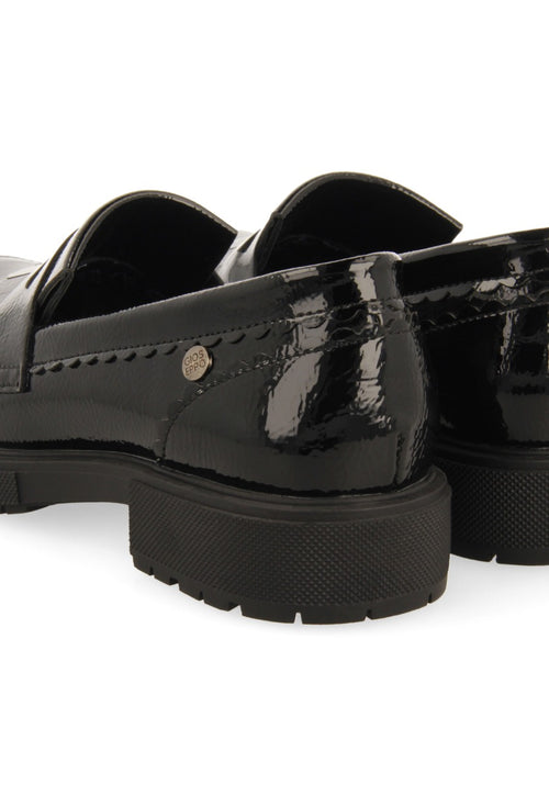 MOCCASIN SHOES WITH PATENT EFFECT AND MASK