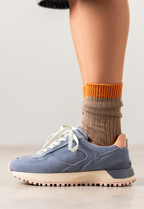 RETRO SNEAKERS FLOING